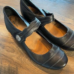 Size 11W Taos Shoes